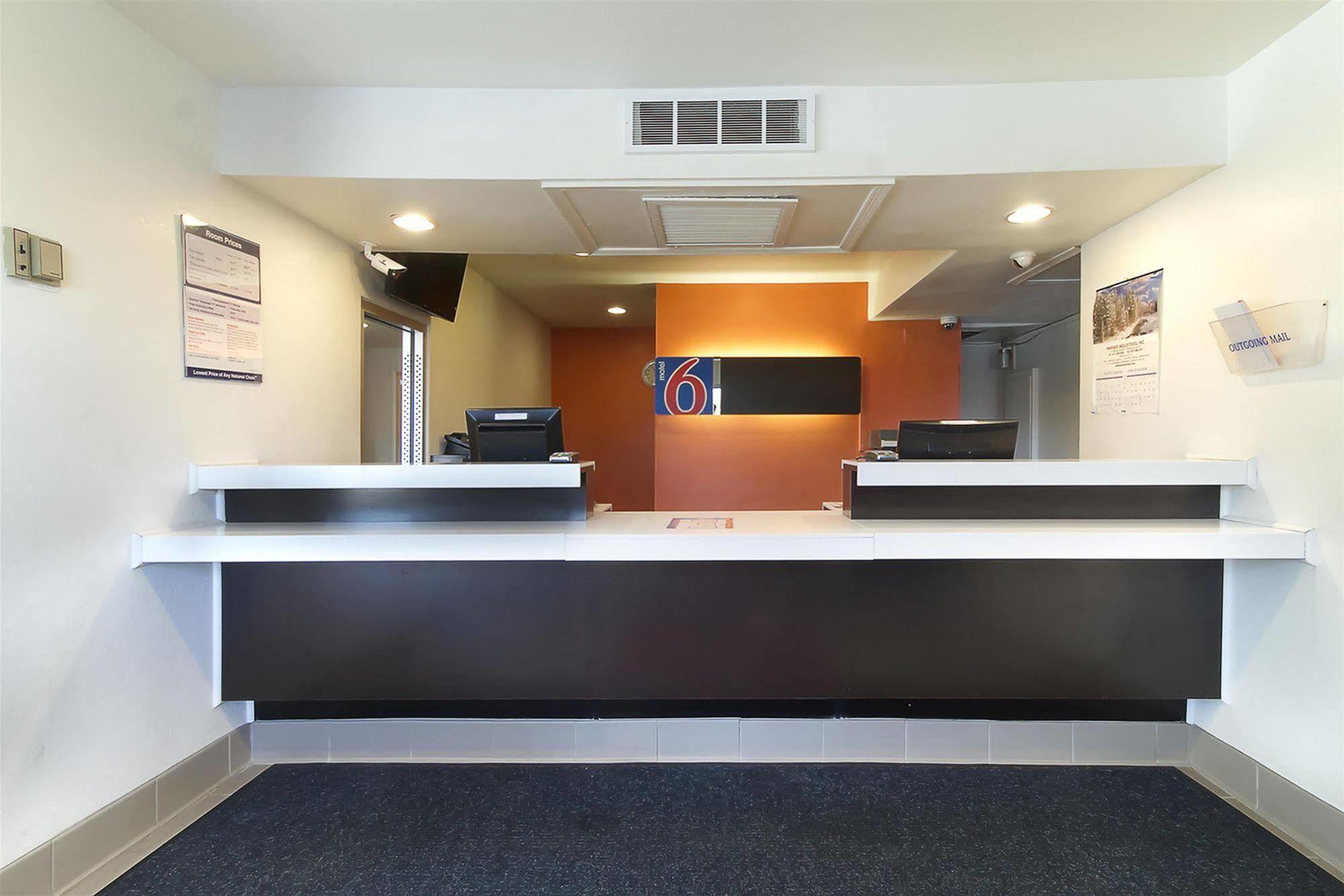 Motel 6-Capitol Heights, Md - Washington Largo Bagian luar foto