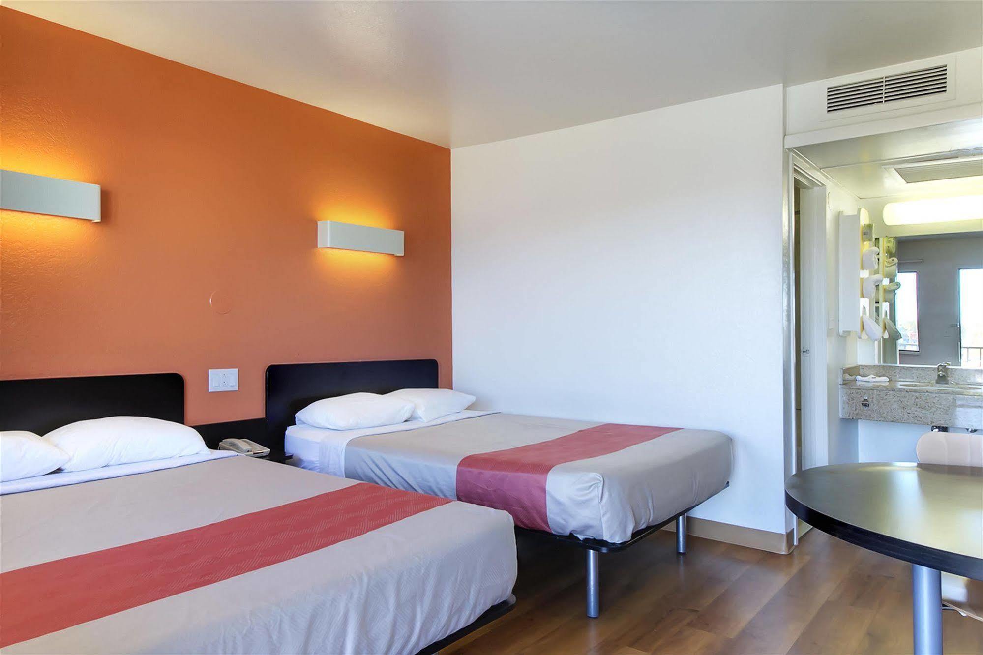 Motel 6-Capitol Heights, Md - Washington Largo Bagian luar foto